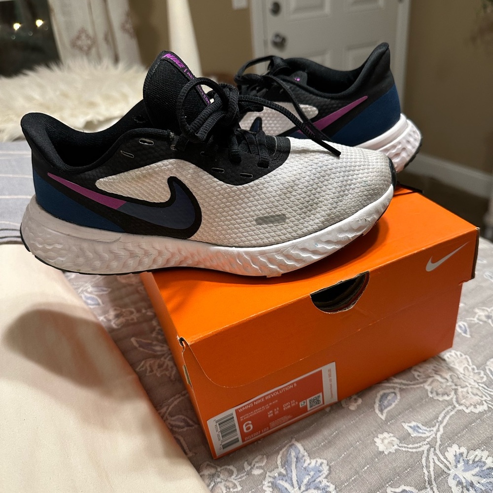 Nike size 6 - Picture 5 of 5
